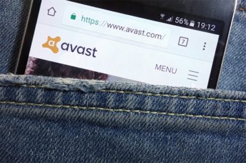 An image featuring a phone that has opened the Avast official website