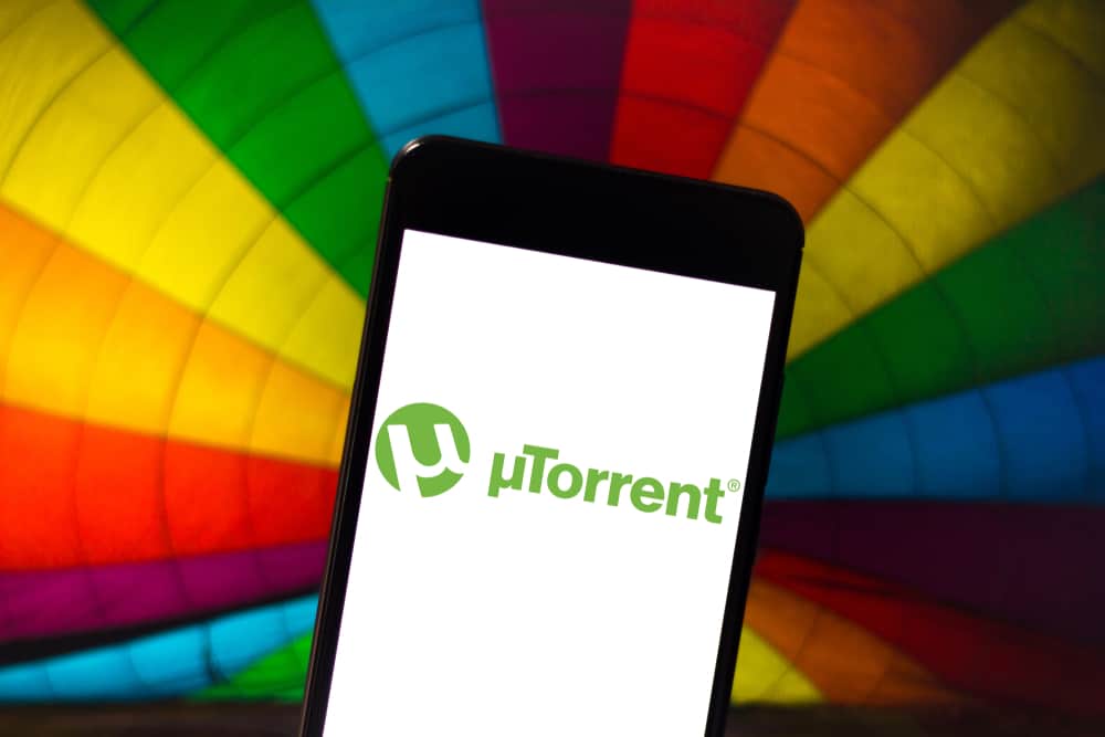 how to use utorrent featured image laptop image logo