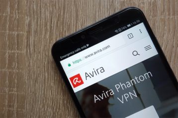 An image featuring Avira Phantom VPN website opened on mobile