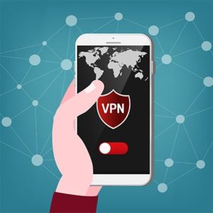 안전한 VPN 연결 개념을 가진 휴대폰을 들고있는 사람을 특징으로하는 이미지