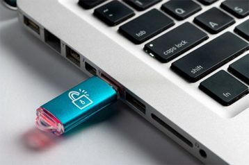 an image with removable USB on laptop
