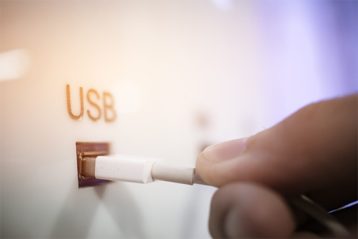 an image with USB connected to USB port