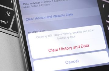 an image with smartphone deleting history and data on browser 
