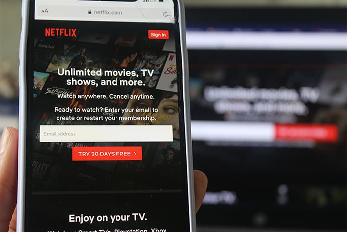 an image with Netflix homepage opened on smartphone